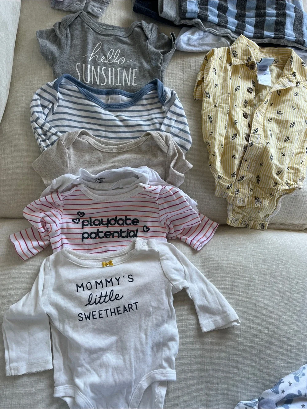 Baby clothing bundle like new - 0-3 months bodies, pajamas, beanies, onesie…